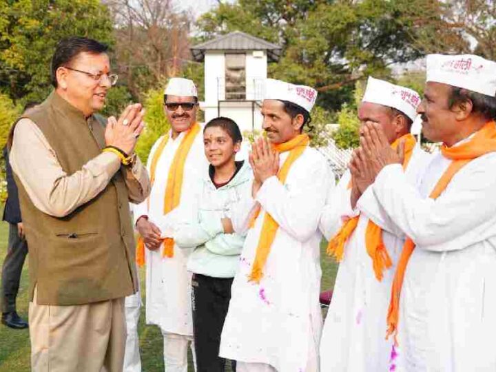 मुख्यमंत्री धामी को मुख्यमंत्री आवास में चम्पावत से आए होल्यारों ने दी होली की शुभकामनाएं