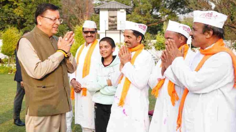 मुख्यमंत्री धामी को मुख्यमंत्री आवास में चम्पावत से आए होल्यारों ने दी होली की शुभकामनाएं