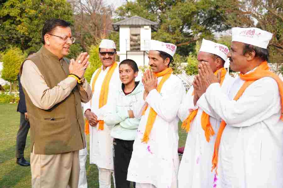 मुख्यमंत्री धामी को मुख्यमंत्री आवास में चम्पावत से आए होल्यारों ने दी होली की शुभकामनाएं