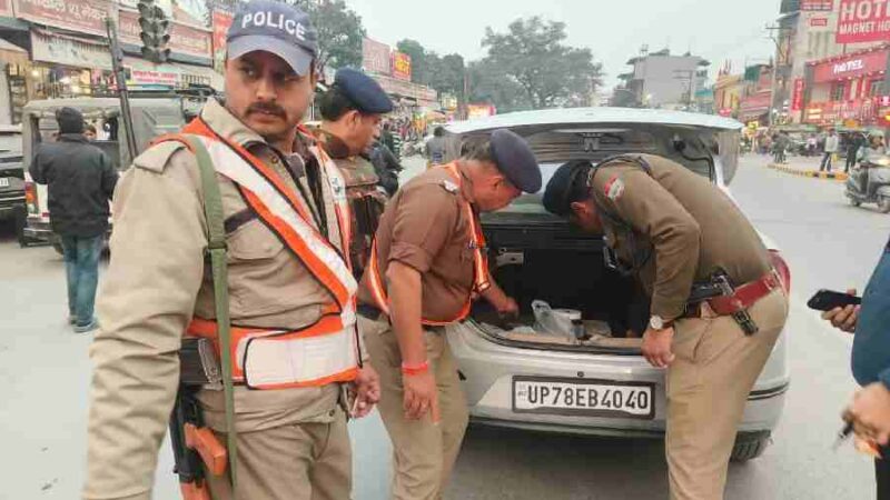 सम्पूर्ण जनपद में दून पुलिस द्वारा आकस्मिक रूप से चलाया जा रहा सघन चेकिंग अभियान, पुलिस की अलग-अलग टीमो द्वारा नगर से देहात तक आने जाने वाले सभी निजी/सार्वजनिक वाहनों की करी जा रही आकस्मिक चैकिंग