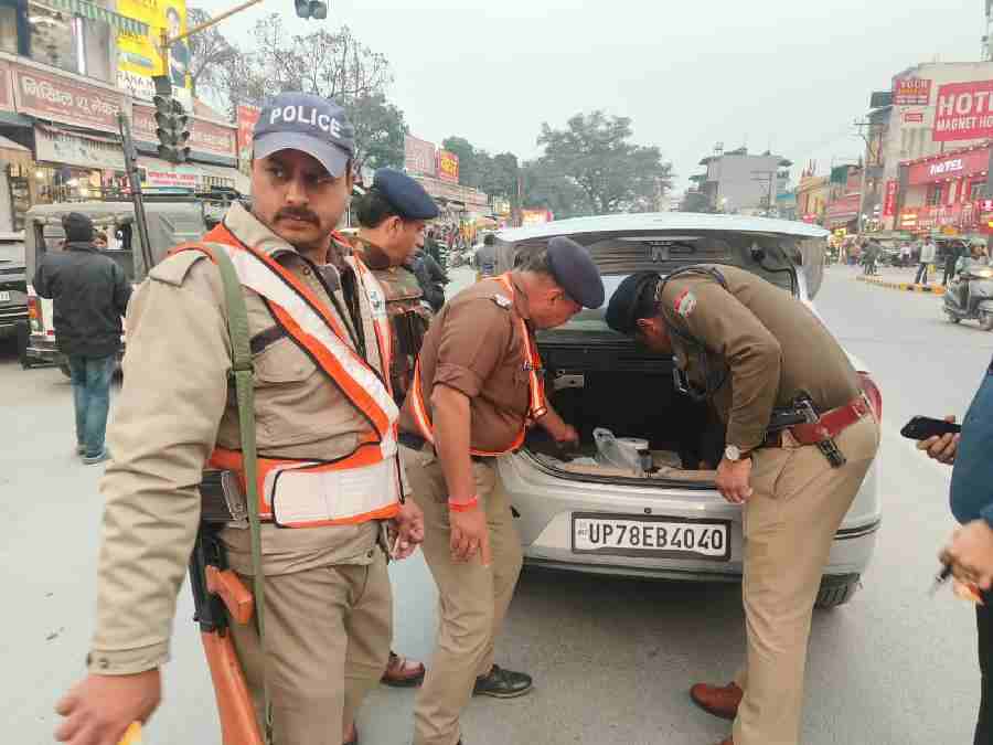 सम्पूर्ण जनपद में दून पुलिस द्वारा आकस्मिक रूप से चलाया जा रहा सघन चेकिंग अभियान, पुलिस की अलग-अलग टीमो द्वारा नगर से देहात तक आने जाने वाले सभी निजी/सार्वजनिक वाहनों की करी जा रही आकस्मिक चैकिंग