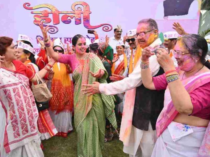 कैबिनेट मंत्री गणेश जोशी के आवास पर पारंपरिक रंगों के साथ मना होली मिलन समारोह, आवास पर कुमाऊँनी और गढ़वाल के राठ होलियारों ने बिखेरे होली के रंग