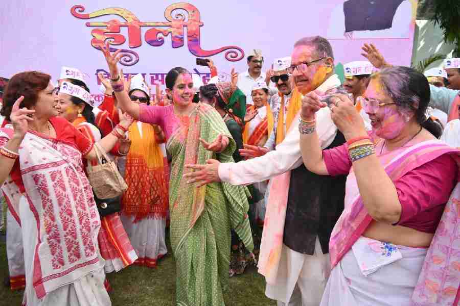 कैबिनेट मंत्री गणेश जोशी के आवास पर पारंपरिक रंगों के साथ मना होली मिलन समारोह, आवास पर कुमाऊँनी और गढ़वाल के राठ होलियारों ने बिखेरे होली के रंग