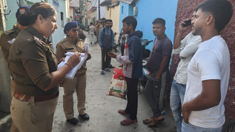 Operation Crackdown के तहत एसएसपी देहरादून के निर्देशों पर दून पुलिस की बड़ी कार्यवाही, कैंट क्षेत्र में रह रहे 780 व्यक्तियों का किया सत्यापन, 90 संदिग्ध व्यक्तियों को लाया गया थाने