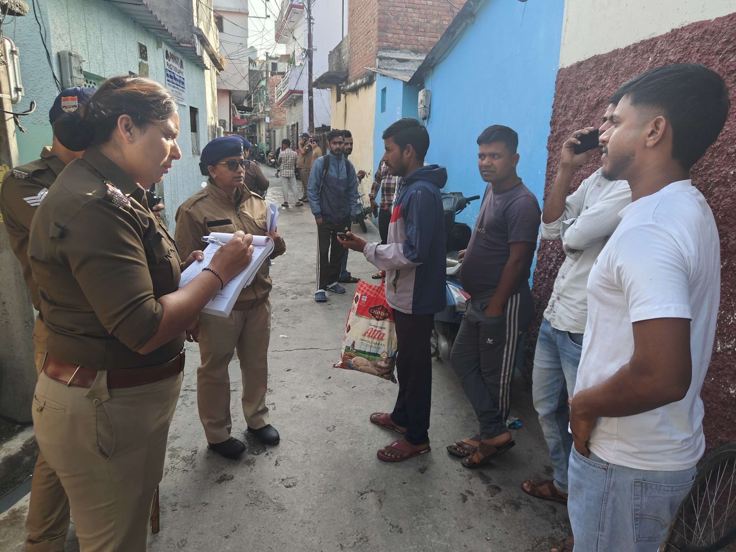 Operation Crackdown के तहत एसएसपी देहरादून के निर्देशों पर दून पुलिस की बड़ी कार्यवाही, कैंट क्षेत्र में रह रहे 780 व्यक्तियों का किया सत्यापन, 90 संदिग्ध व्यक्तियों को लाया गया थाने