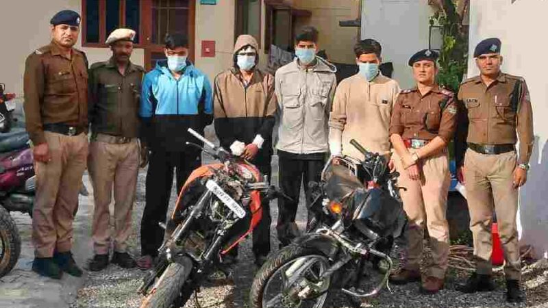तेज गति से बाइक चलाकर,मोटरसाइकिल सवार को टक्कर मारकर मृत्यु कारित करने पर, गैर इरादतन हत्या के अपराध मे पुलिस ने 4 अभियुक्तों को किया गिरफ्तार