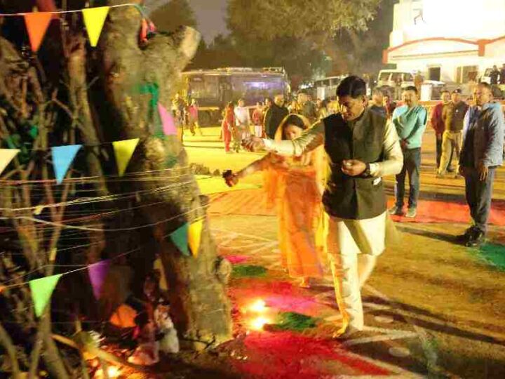 पुलिस लाइन देहरादून में आयोजित किया गया होलिका दहन कार्यक्रम, एसएसपी दून द्वारा पुलिस परिवार के बच्चो तथा परिजनों के साथ मनाई होली