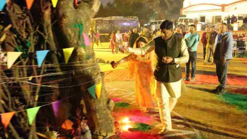 पुलिस लाइन देहरादून में आयोजित किया गया होलिका दहन कार्यक्रम, एसएसपी दून द्वारा पुलिस परिवार के बच्चो तथा परिजनों के साथ मनाई होली