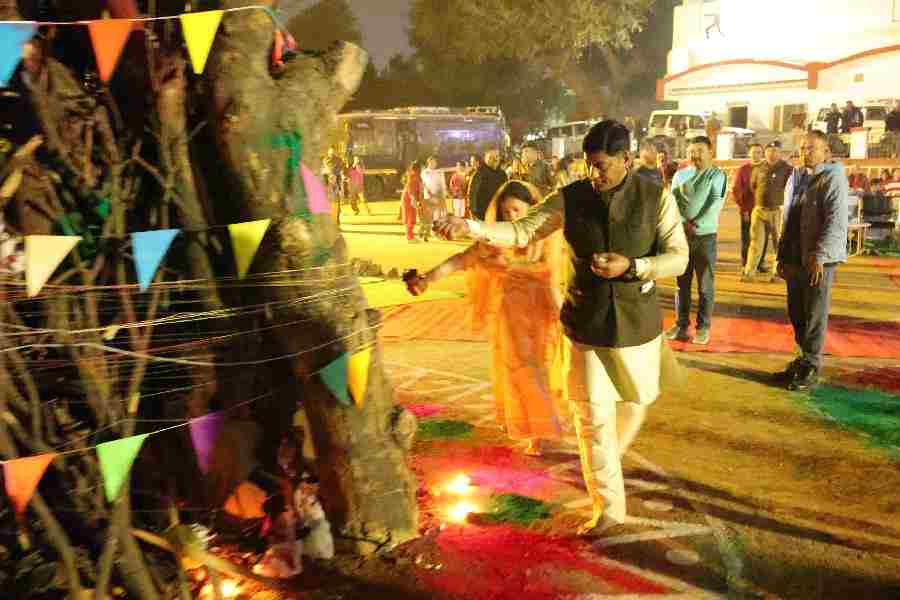 पुलिस लाइन देहरादून में आयोजित किया गया होलिका दहन कार्यक्रम, एसएसपी दून द्वारा पुलिस परिवार के बच्चो तथा परिजनों के साथ मनाई होली