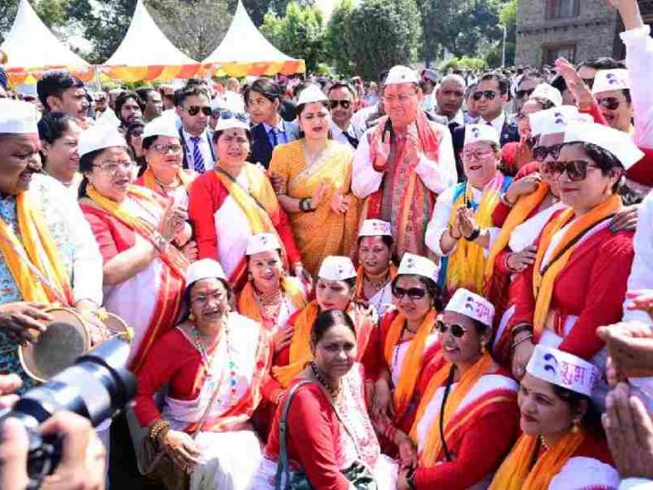 लोक गीतों की धुनों के बीच सीएम आवास में निखरे होली के रंग,  होली मिलन कार्यक्रम में जुटे गढ़वाल-कुमाऊं से लेकर जौनसार तक के कलाकार