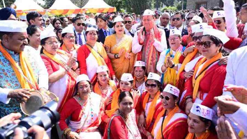 लोक गीतों की धुनों के बीच सीएम आवास में निखरे होली के रंग,  होली मिलन कार्यक्रम में जुटे गढ़वाल-कुमाऊं से लेकर जौनसार तक के कलाकार
