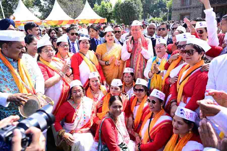 लोक गीतों की धुनों के बीच सीएम आवास में निखरे होली के रंग,  होली मिलन कार्यक्रम में जुटे गढ़वाल-कुमाऊं से लेकर जौनसार तक के कलाकार