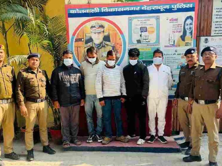 किडनैपिंग और फिरौती के खेल का पुलिस ने किया पर्दाफाश, चंद घंटों में गिरफ्त में आये शातिर अभियुक्त, युवक को किडनैप कर फिरौती मांगने वाले 5 अभियुक्तों को पुलिस ने किया गिरफ्तार, युवक को घर से किडनैप कर अपहर्ता की मां से की थी 1 लाख रू0 की डिमाण्ड