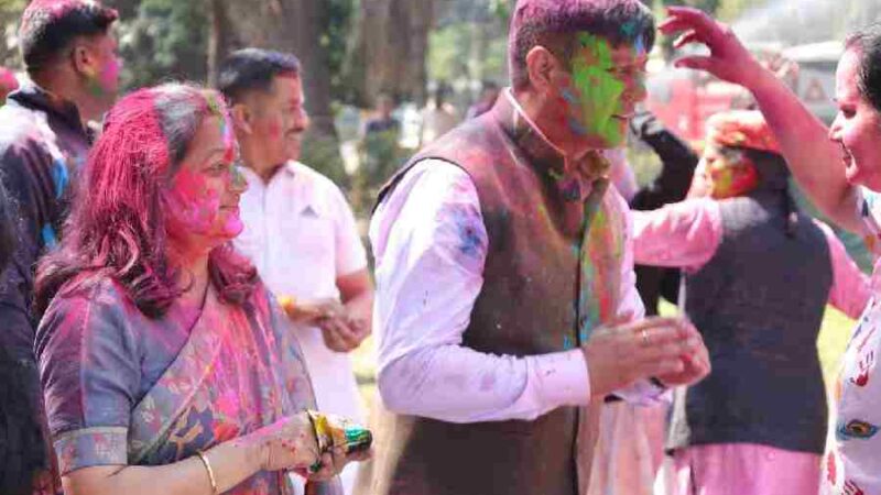 दून पुलिस परिवार के साथ एसएसपी दून ने मनाया खुशियों एवं रंगो का त्यौहार होली, सभी जवानों व पुलिस परिजनों को रंग लगाकर दी होली के पावन पर्व की शुभकामनांए, पुलिसकर्मियों को प्रोत्साहित करते हुए एसएसपी दून का संदेश- आप सतर्क तो आम जन सुरक्षित