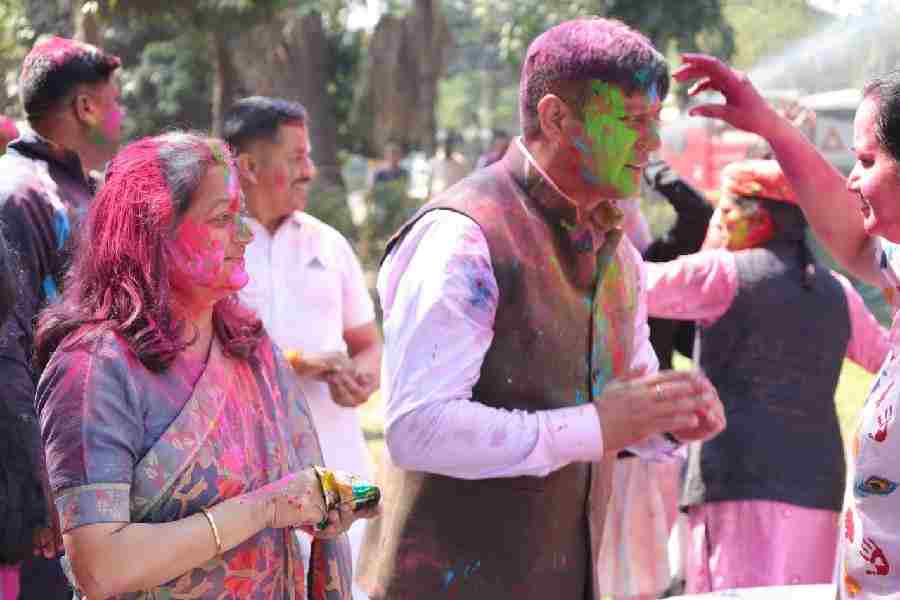 दून पुलिस परिवार के साथ एसएसपी दून ने मनाया खुशियों एवं रंगो का त्यौहार होली, सभी जवानों व पुलिस परिजनों को रंग लगाकर दी होली के पावन पर्व की शुभकामनांए, पुलिसकर्मियों को प्रोत्साहित करते हुए एसएसपी दून का संदेश- आप सतर्क तो आम जन सुरक्षित