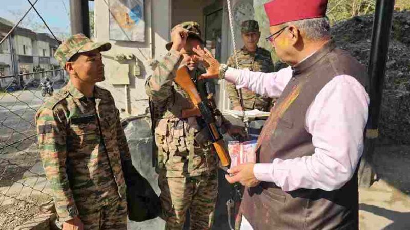 सैनिक कल्याण मंत्री गणेश जोशी ने सेना के जवानों को मिठाई खिलाकर मनाई होली