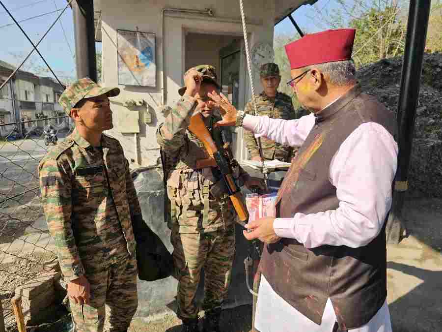 सैनिक कल्याण मंत्री गणेश जोशी ने सेना के जवानों को मिठाई खिलाकर मनाई होली