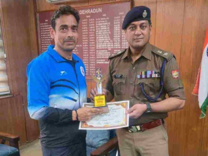 बैडमिंटन प्रतियोगिता में पदक विजेता पुलिस कर्मी ने एसएसपी दून से की शिष्टाचार भेंट, प्रतियोगिता में उत्कृष्ठ प्रदर्शन करने वाले उ0नि0 दूरसंचार को एसएसपी दून ने दी शुभकामनाएं