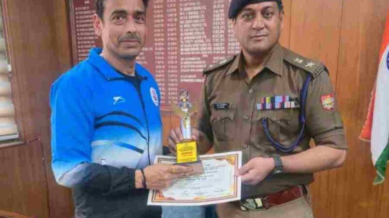 बैडमिंटन प्रतियोगिता में पदक विजेता पुलिस कर्मी ने एसएसपी दून से की शिष्टाचार भेंट, प्रतियोगिता में उत्कृष्ठ प्रदर्शन करने वाले उ0नि0 दूरसंचार को एसएसपी दून ने दी शुभकामनाएं