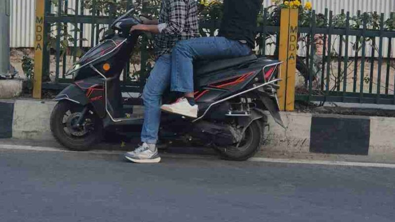 सहस्त्रधारा रोड पर डिवाइडर से फूल उखाड़ने की घटना का एमडीडीए ने लिया संज्ञान, फूल उखाड़ने वालों पर होगी कार्रवाई, शहर की सुंदरता से खिलवाड़ बर्दाश्त नहीं, सार्वजनिक संपत्ति और सौन्दर्यीकरण कार्यों को नुकसान पहुंचाने वालों के खिलाफ होगी कड़ी कार्रवाई : बंशीधर तिवारी