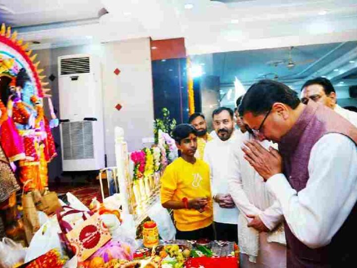 मुख्यमंत्री धामी ने देहरादून के रेसकोर्स स्थित अमरीक हॉल में अशोक वर्मा, पूर्व अध्यक्ष राज्य पिछड़ा वर्ग आयोग द्वारा आयोजित माता की चौकी कार्यक्रम में किया प्रतिभाग