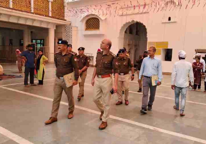 एस०पी० सिटी देहरादून द्वारा झंडा मेला क्षेत्र का भ्रमण कर सुरक्षा व्यवस्था का लिया जायजा, मेले में आने वाले श्रद्वालुओं की सुरक्षा हेतु त्रुटिरहित सुरक्षा व्यवस्था सुनिश्चित करने के दिये निर्देश, सीसीटीवी कैमरों तथा ड्रोन के माध्यम से सम्पूर्ण मेला क्षेत्र की सतत निगरानी के दिये निर्देश