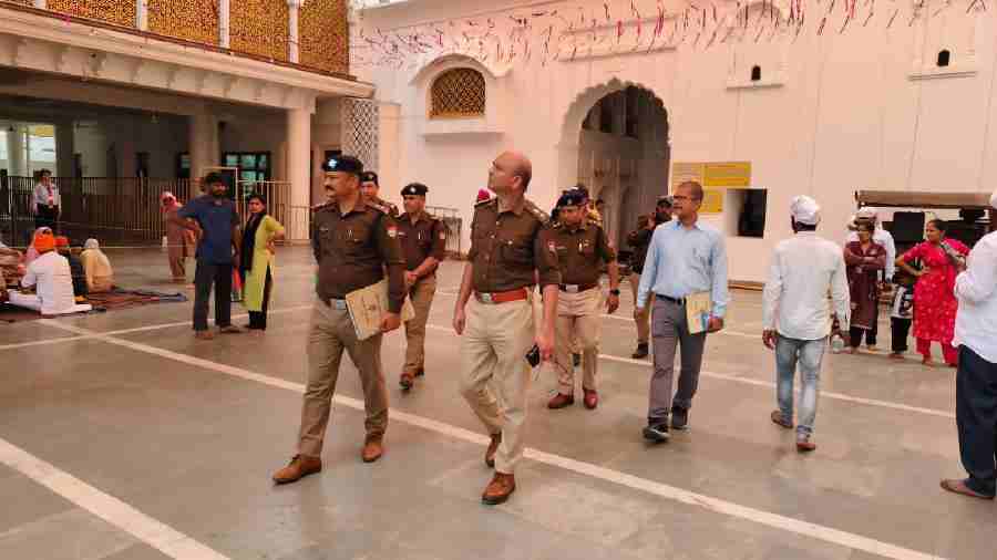 एस०पी० सिटी देहरादून द्वारा झंडा मेला क्षेत्र का भ्रमण कर सुरक्षा व्यवस्था का लिया जायजा, मेले में आने वाले श्रद्वालुओं की सुरक्षा हेतु त्रुटिरहित सुरक्षा व्यवस्था सुनिश्चित करने के दिये निर्देश, सीसीटीवी कैमरों तथा ड्रोन के माध्यम से सम्पूर्ण मेला क्षेत्र की सतत निगरानी के दिये निर्देश