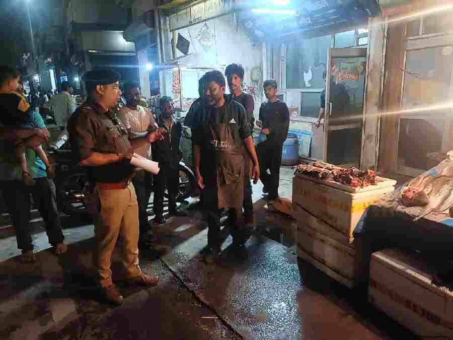 रायपुर क्षेत्र में सड़क किनारे फुटपाथों पर अवैध अतिक्रमण कर यातायात बाधित करने वाले दुकानदारों के विरुद्ध पुलिस ने की कार्यवाही, दुकानों के बाहर सामान लगाकर आवागमन बाधित करने वाले 19 दुकानदारों के पुलिस एक्ट में किये चालान, 1 वाहन को किया सीज