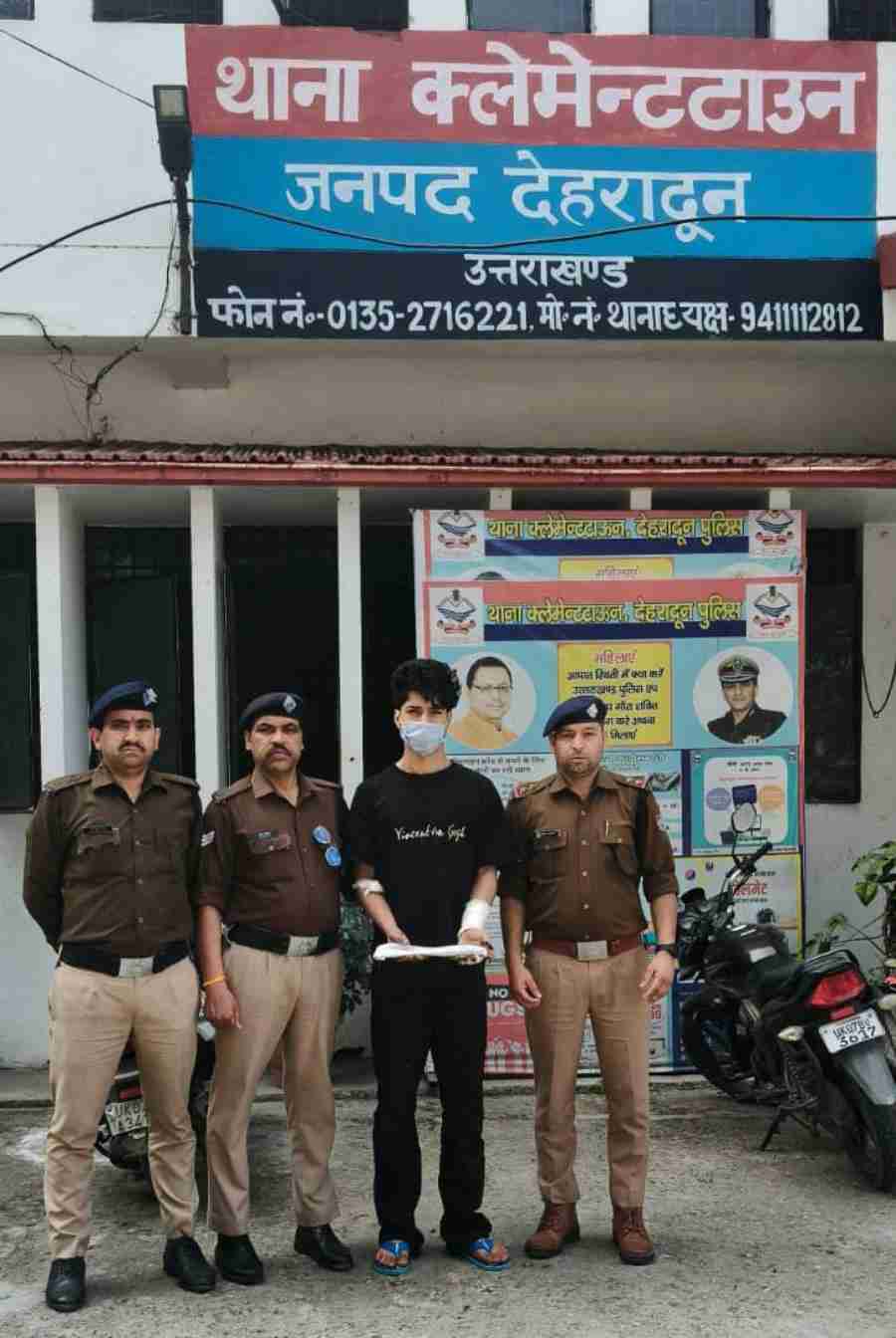 क्लेमेंटाउन क्षेत्र में युवती पर जानलेवा हमला करने वाले अभियुक्त को दून पुलिस ने किया गिरफ्तार, युवती के किसी अन्य युवक के संपर्क में होने की बात को लेकर दोनों के बीच हुआ था विवाद