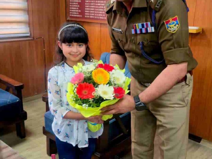 एसएसपी देहरादून से मिलने पहुँची उनकी एक नन्ही प्रशंसक, नन्ही मेहमान ने दून पुलिस कप्तान को फूलों के साथ दिया सुरक्षा के प्रति आभार