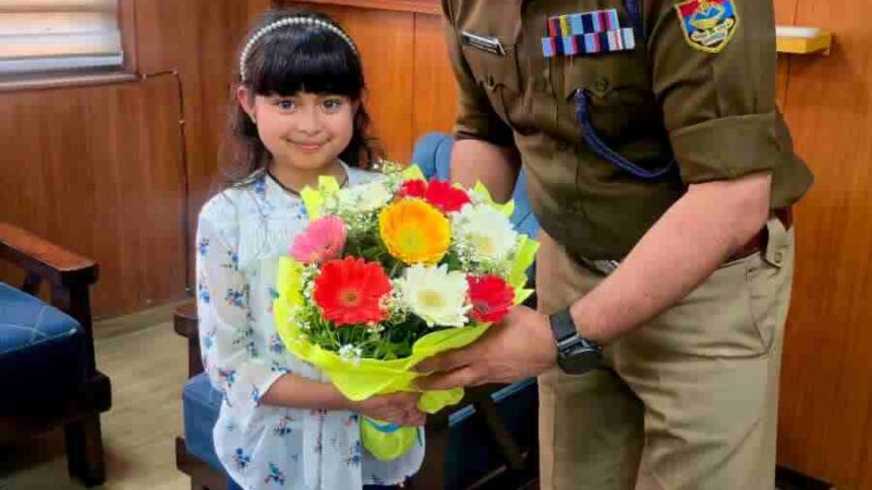एसएसपी देहरादून से मिलने पहुँची उनकी एक नन्ही प्रशंसक, नन्ही मेहमान ने दून पुलिस कप्तान को फूलों के साथ दिया सुरक्षा के प्रति आभार