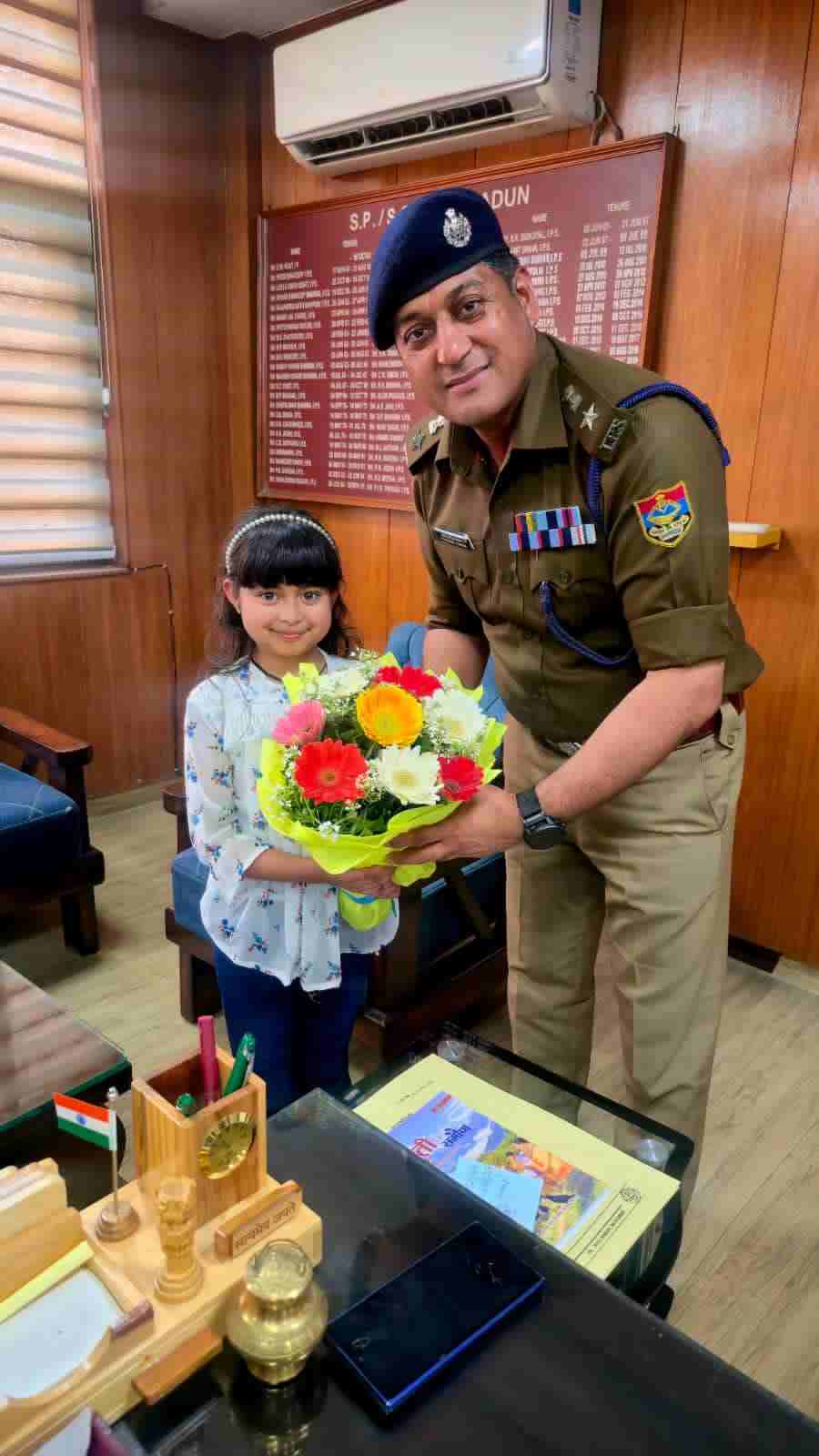 एसएसपी देहरादून से मिलने पहुँची उनकी एक नन्ही प्रशंसक, नन्ही मेहमान ने दून पुलिस कप्तान को फूलों के साथ दिया सुरक्षा के प्रति आभार