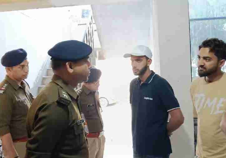 Operation Crackdown के तहत एसएसपी देहरादून के निर्देशों पर दून पुलिस की बड़ी कार्यवाही, एसपी सिटी के नेतृत्व में स्थानीय पुलिस, एसओजी, एएनटीएफ तथा डॉग स्क्वाड की संयुक्त टीम द्वारा पटेलनगर क्षेत्र में चलाया सत्यापन अभियान, 22 संदिग्धों को पुलिस ने लिया हिरासत में