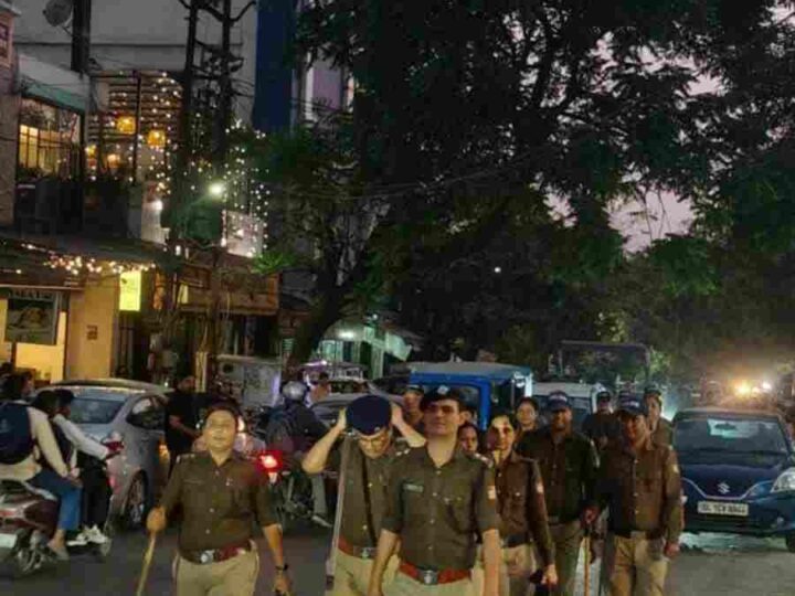 आगामी पर्वो के दौरान शांति एवं कानून व्यवस्था बनाए रखने हेतु एसएसपी दून के निर्देशों पर पुलिस ने किया फ्लैग मार्च, अफवाहों पर ध्यान न देने की करी अपील, सामाजिक सौहार्द को बिगाड़ने का प्रयास करने वालों के विरुद्ध सख्त कार्रवाई की दी चेतावनी