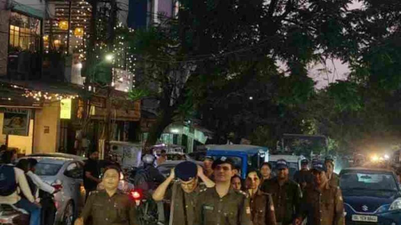 आगामी पर्वो के दौरान शांति एवं कानून व्यवस्था बनाए रखने हेतु एसएसपी दून के निर्देशों पर पुलिस ने किया फ्लैग मार्च, अफवाहों पर ध्यान न देने की करी अपील, सामाजिक सौहार्द को बिगाड़ने का प्रयास करने वालों के विरुद्ध सख्त कार्रवाई की दी चेतावनी