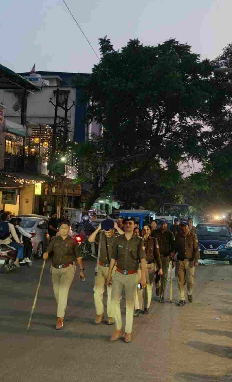 आगामी पर्वो के दौरान शांति एवं कानून व्यवस्था बनाए रखने हेतु एसएसपी दून के निर्देशों पर पुलिस ने किया फ्लैग मार्च, अफवाहों पर ध्यान न देने की करी अपील, सामाजिक सौहार्द को बिगाड़ने का प्रयास करने वालों के विरुद्ध सख्त कार्रवाई की दी चेतावनी