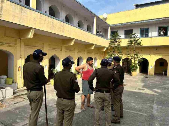 आगामी चार धाम यात्रा के सकुशल सचांलन हेतु यात्रा मार्ग पर दून पुलिस ने चलाया सत्यापन अभियान, अभियान के दौरान बाहरी राज्यों से आये व्यक्तियों के सत्यापन की करी कार्यवाही