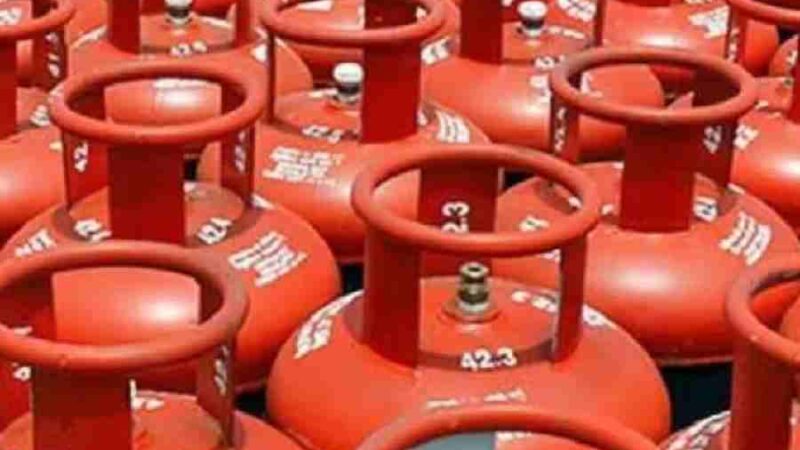 जिला प्रशासन की बड़ी कार्यवाही, 17 गैस एजेंसियों, 45 प्रतिष्ठानों; 5 पेट्रोलपम्प का औचक निरीक्षण, 19 गैस सिलेंडर जब्त, गैस की कालाबाजारी में 2 गिरफ्तार, 2 मुकदमें दर्ज