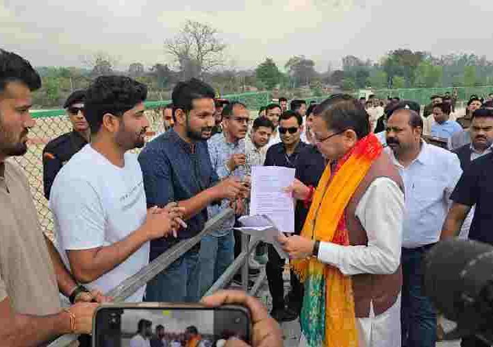 मुख्यमंत्री धामी ने खटीमा भ्रमण के दौरान नगला तराई व हेलीपैड, लोहियाहेड में जनप्रतिनिधियों व जनता  से मुलाकात कर सुनी जनसमस्याएं