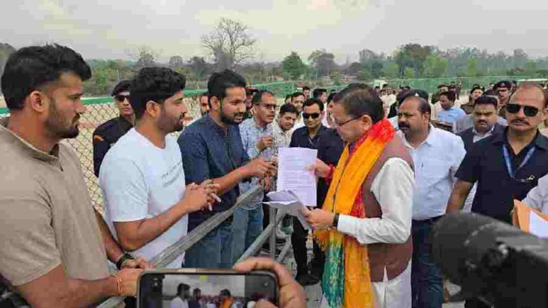 मुख्यमंत्री धामी ने खटीमा भ्रमण के दौरान नगला तराई व हेलीपैड, लोहियाहेड में जनप्रतिनिधियों व जनता  से मुलाकात कर सुनी जनसमस्याएं