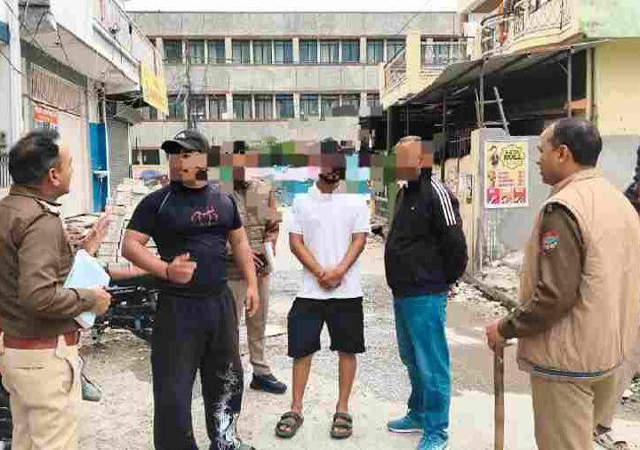 एसएसपी दून के निर्देशन में दून पुलिस ने चलाया ऑपरेशन क्रैकडाउन, जनपद में रह रहे बाहरी व्यक्तियों/किरायेदारों/श्रमिकों/होम-स्टे, आश्रम, हॉस्टल, होटल एवं अन्य संस्थानों में निवासरत व्यक्तियों के किये सत्यापन