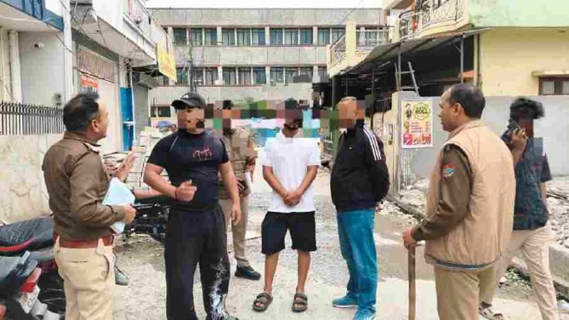 एसएसपी दून के निर्देशन में दून पुलिस ने चलाया ऑपरेशन क्रैकडाउन, जनपद में रह रहे बाहरी व्यक्तियों/किरायेदारों/श्रमिकों/होम-स्टे, आश्रम, हॉस्टल, होटल एवं अन्य संस्थानों में निवासरत व्यक्तियों के किये सत्यापन