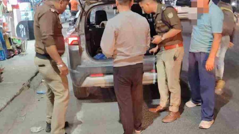 एसएसपी देहरादून के निर्देशों पर सम्पूर्ण जनपद में दून पुलिस द्वारा लगातार चलाया जा रहा आकस्मिक सघन चेकिंग अभियान, पुलिस की अलग-अलग टीमो द्वारा नगर से देहात तक आने जाने वाले वाहनों की जा रही आकस्मिक चैकिंग