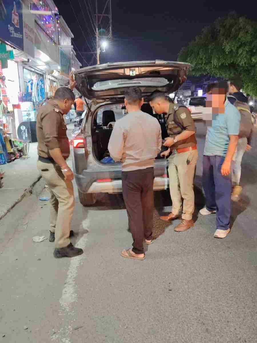 एसएसपी देहरादून के निर्देशों पर सम्पूर्ण जनपद में दून पुलिस द्वारा लगातार चलाया जा रहा आकस्मिक सघन चेकिंग अभियान, पुलिस की अलग-अलग टीमो द्वारा नगर से देहात तक आने जाने वाले वाहनों की जा रही आकस्मिक चैकिंग