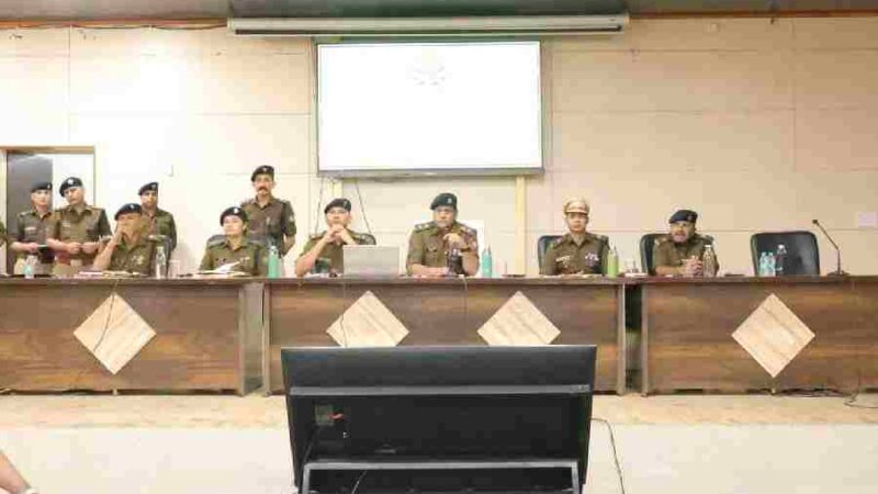 मासिक अपराध गोष्ठी में एसएसपी दून ने दिखाया सख्त रूख, मुकदमा लिखने मे लापरवाही बरतने पर पूर्व थानाध्यक्ष को किया निलम्बित, सभी थाना प्रभारियों को नशे की खरीद फरोख्त पर सख्त कार्यवाही करने के दिये निर्देश