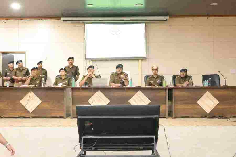 मासिक अपराध गोष्ठी में एसएसपी दून ने दिखाया सख्त रूख, मुकदमा लिखने मे लापरवाही बरतने पर पूर्व थानाध्यक्ष को किया निलम्बित, सभी थाना प्रभारियों को नशे की खरीद फरोख्त पर सख्त कार्यवाही करने के दिये निर्देश