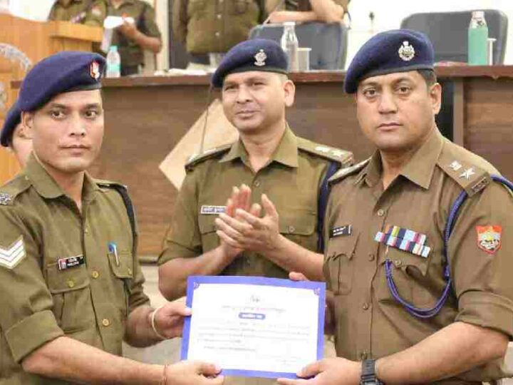 वरिष्ठ पुलिस अधीक्षक देहरादून ने लिया पुलिस कर्मियों का सैनिक सम्मेलन, उत्कृष्ट कार्य करने वाले पुलिस कर्मियों को एसएसपी दून ने किया सम्मानित