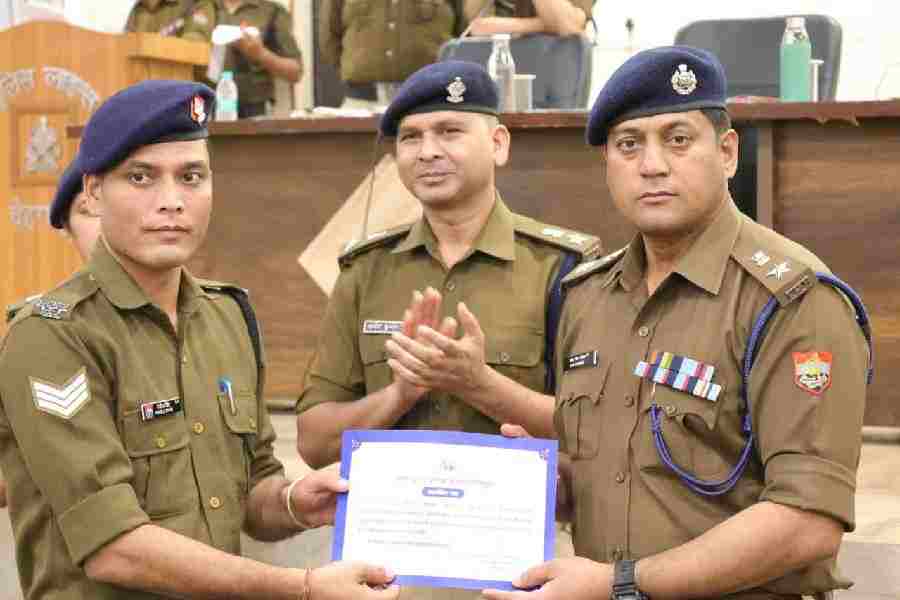 वरिष्ठ पुलिस अधीक्षक देहरादून ने लिया पुलिस कर्मियों का सैनिक सम्मेलन, उत्कृष्ट कार्य करने वाले पुलिस कर्मियों को एसएसपी दून ने किया सम्मानित