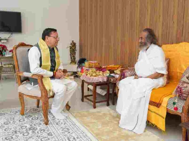 मुख्यमंत्री धामी ने ऋषिकेश में श्री श्री रविशंकर से की शिष्टाचार भेंट