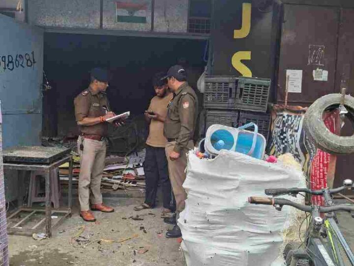 Operation Crackdown के तहत एसएसपी दून के निर्देशों पर लगातार जारी है दून पुलिस का सत्यापन अभियान, कबाड़ का काम करने वाले 293 व्यक्तियों के पुलिस ने किये सत्यापन